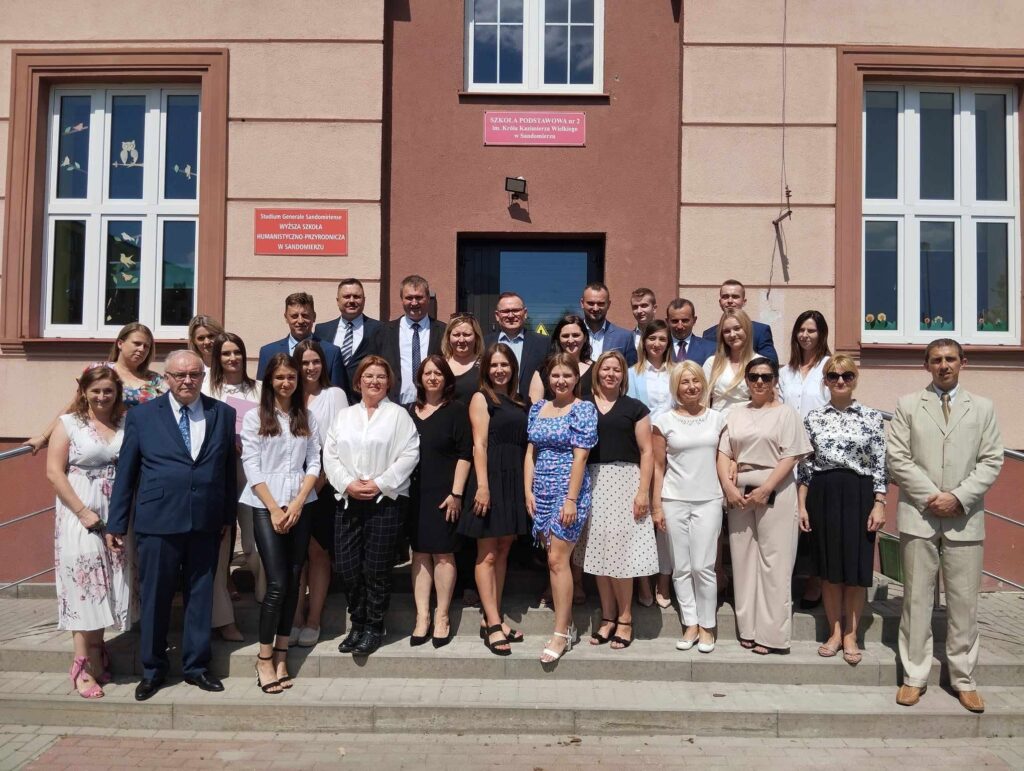 Absolwenci roku akademickiego 2022-2023 oraz egzaminatorzy