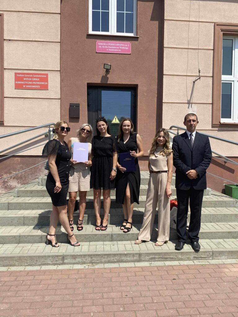 Absolwenci roku akademickiego 2023-2024 oraz Dziekan WSHP