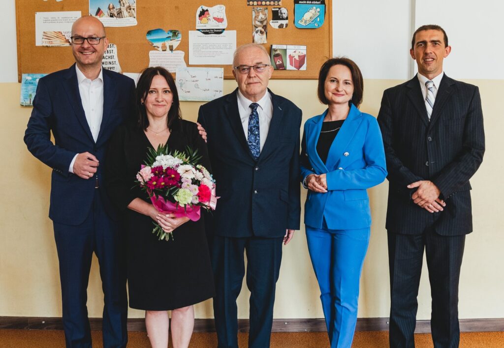 Absolwentka roku akademickiego 2024-2025 oraz władze miasta Sandomierz i Uczelni